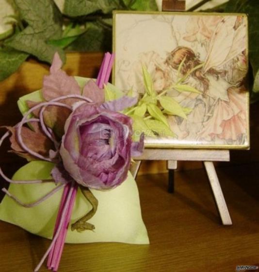 Bomboniera Linea Fate e sacchetto con rosa per i confetti di nozze
