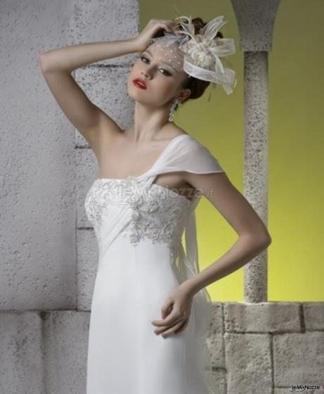 Atelier Sogno di Primavera - Abito da sposa dalle linee semplici con veletta per accessorio