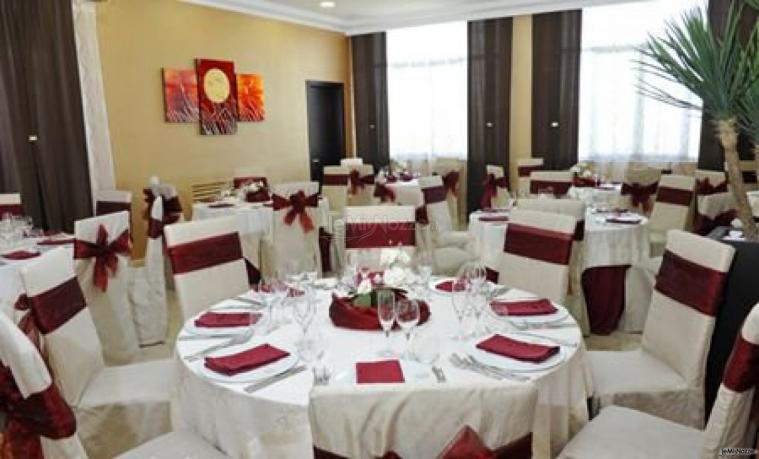 Allestimento dei tavoli del ricevimento in bianco e rosso a Villa Fabiana