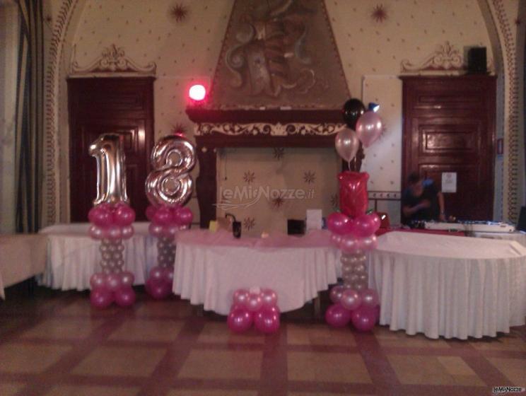 Allestimento del tavolo del buffet con palloncino color fucsia