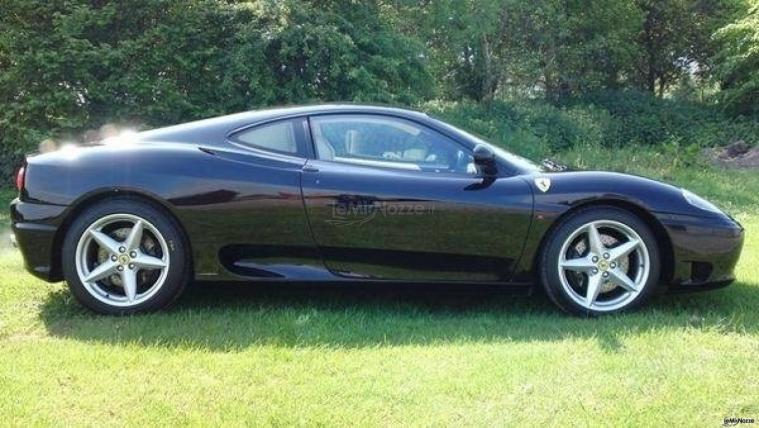 Ferrari di colore nero