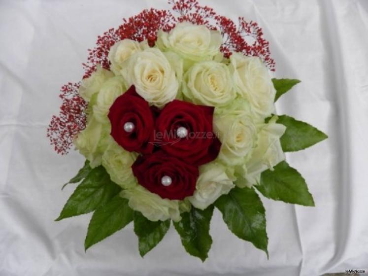 Bouquet con rose bianche e rosse
