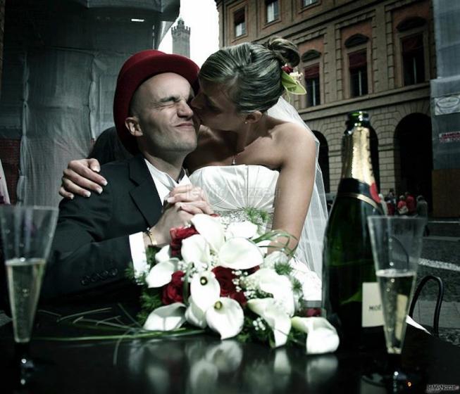 Bacio sposi con champagne