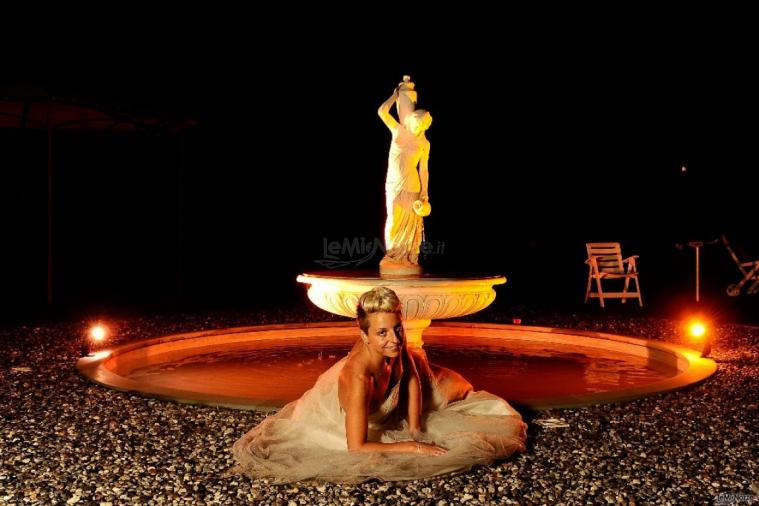 Foto della sposa davanti la fontana della location