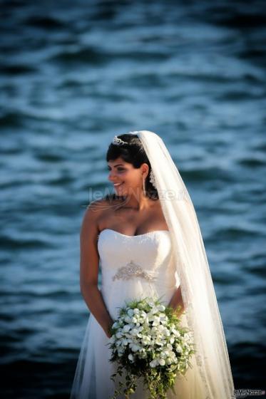 Foto della sposa con lo sfondo del mare