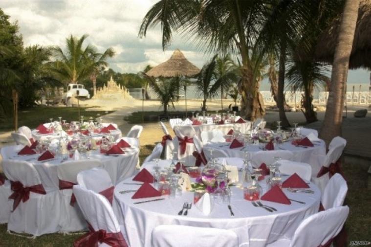 Tavoli allestiti per il matrimonio in spiaggia