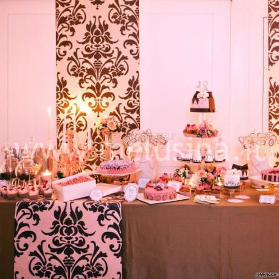 Il tavolo dei dolci rosa e marrone
