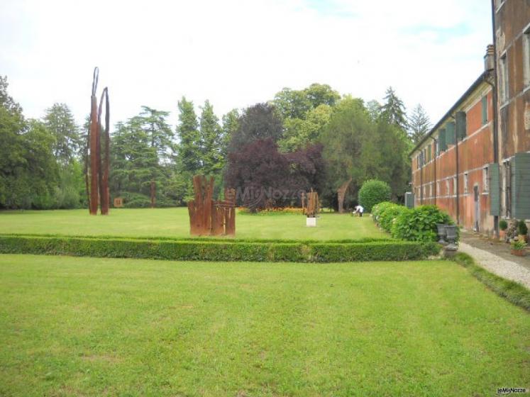 Vista del giardino della villa per matrimoni