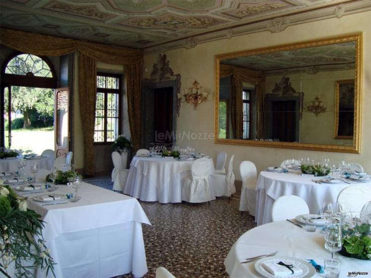 Allestimento tavoli per il matrimonio