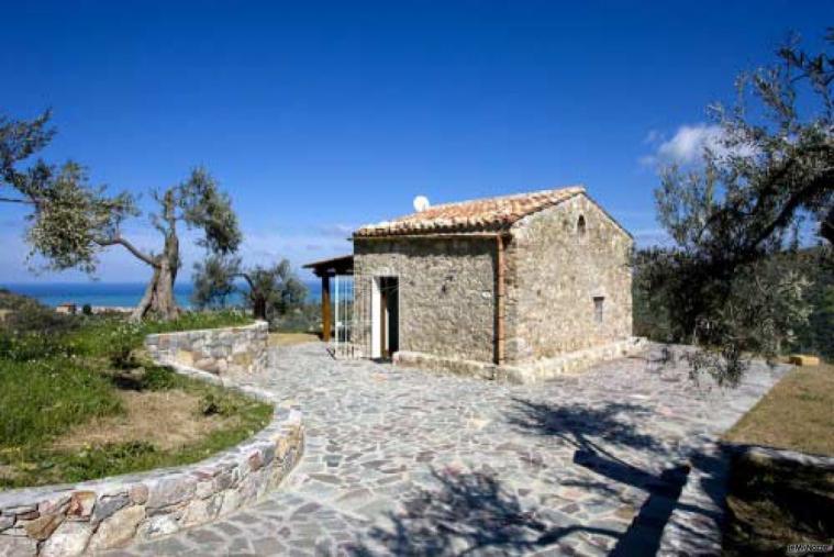 Rudere con piazzale nel parco presso l'agriturismo per ricevimento di matrimonio Chiusa del Falconiere