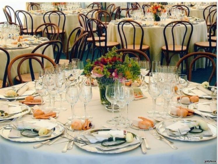 Addobbo dei tavoli per il ricevimento di matrimonio