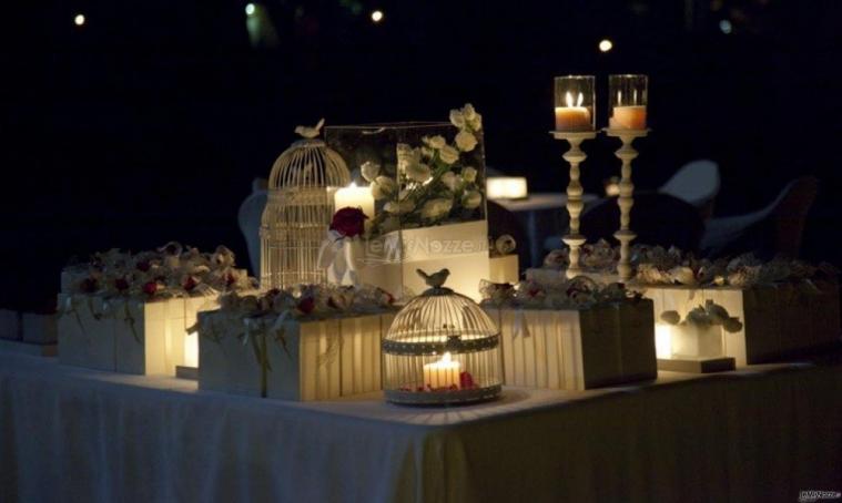 Romantici tavoli allestiti per il ricevimento di matrimonio