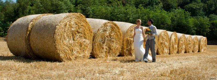 Foto sposi in campo di fieno