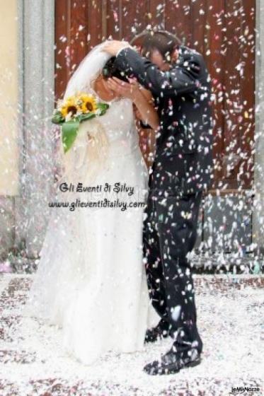 Sposi sotto la pioggia di riso