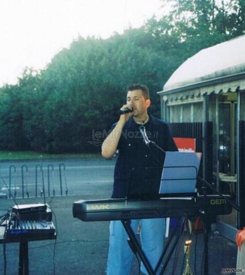 Roby Musica canta durante un matrimonio