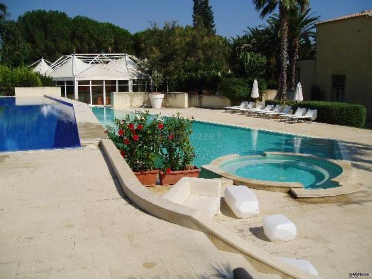 Esterno dell'Hotel Caiammari con ampia piscina e Jacuzzi