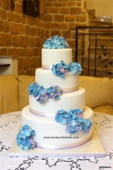Torta per il matrimonio con fiori blu