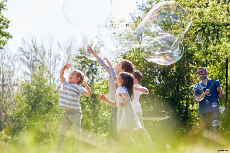 ANIMAZIONE BAMBINI
Durante il matrimonio, i bambini e i ragazzi sono solitamente coloro che si annoiano di più...se invece prevedete l’animazione dedicata solo a loro in parallelo ai genitori, tutti si divertiranno grazie ad Animatori Professionisti