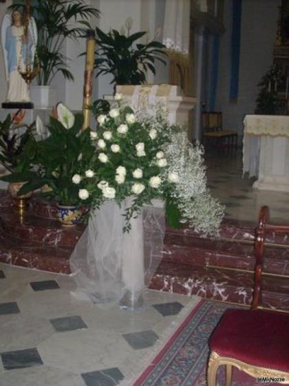 Rose, nebbiolina e tulle per le decorazioni in chiesa