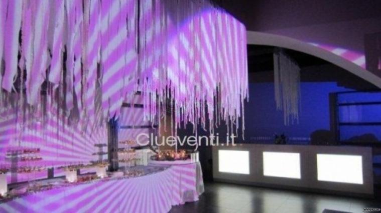 Allestimento effetto neve e ghiaccio con bancone bar luminoso