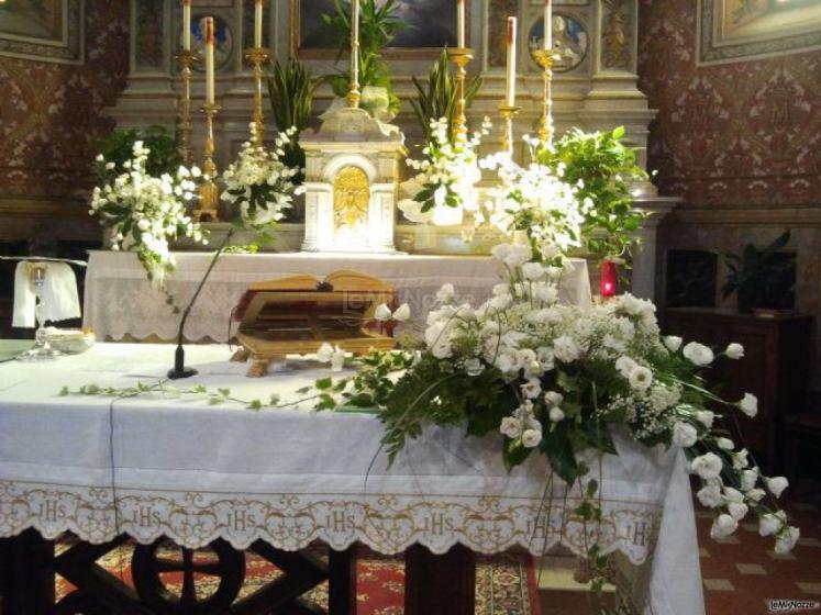 Addobbo floreale altare chiesa