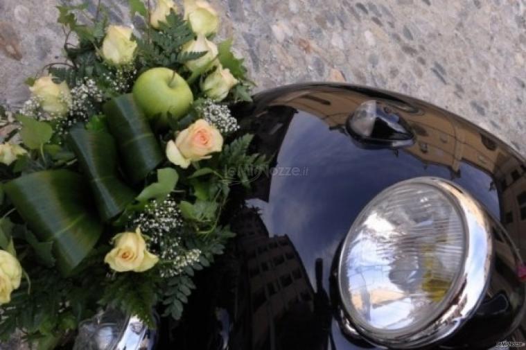 Allestimento floreale per l'auto da cerimonia