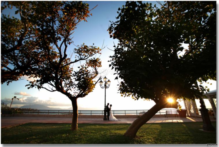 Sposi al tramonto nel parco