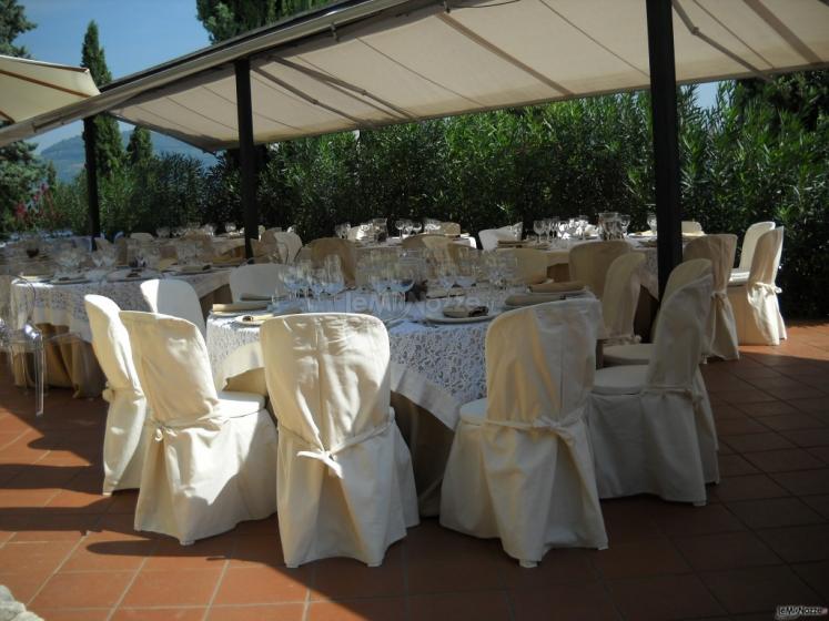 Tavoli all'aperto per il matrimonio