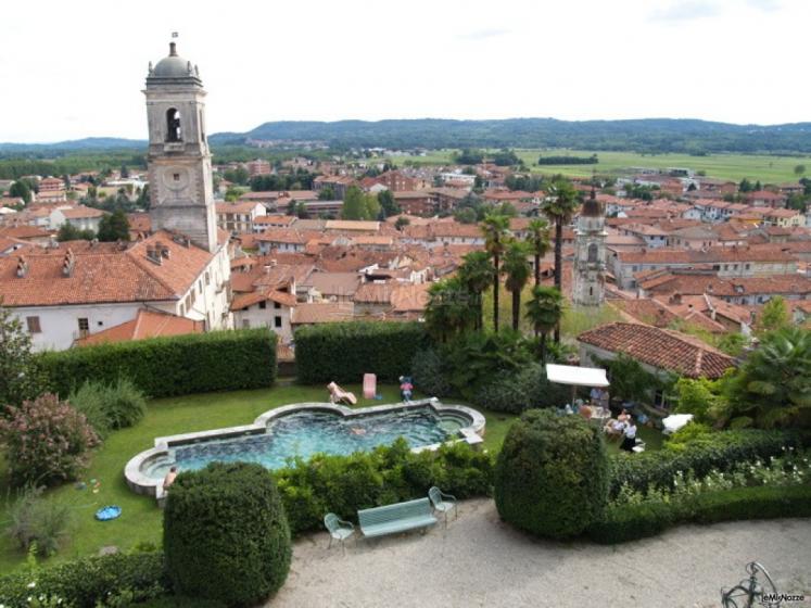 Vista aerea del giardino e della piscina del castello