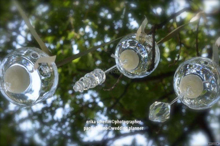 Candele che scendono dall'alto per un matrimonio in giardino