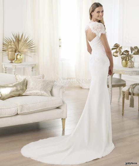 Meraviglioso abito da sposa dalla linea semplice ed elegante