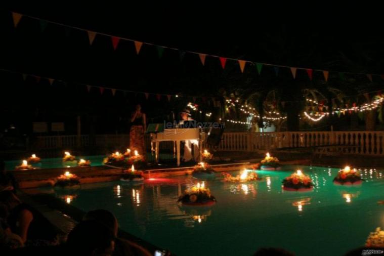 Lanterne galleggianti e pianoforte a bordo piscina