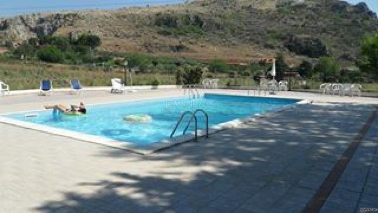 Ampia piscina presso l'agriturismo per ricevimento di matrimonio a Monreale (Palermo)