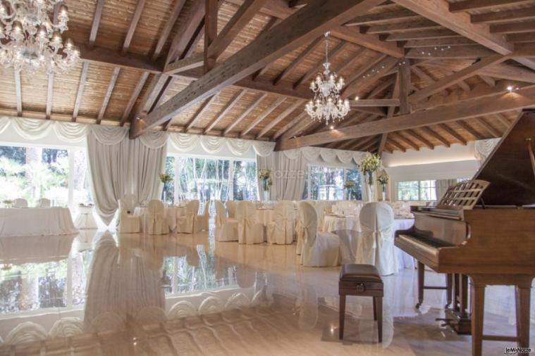 Villa Demetra - I tavoli degli invitati e il pianoforte