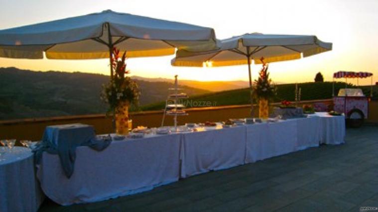 Allestimento del banchetto di matrimonio al tramonto