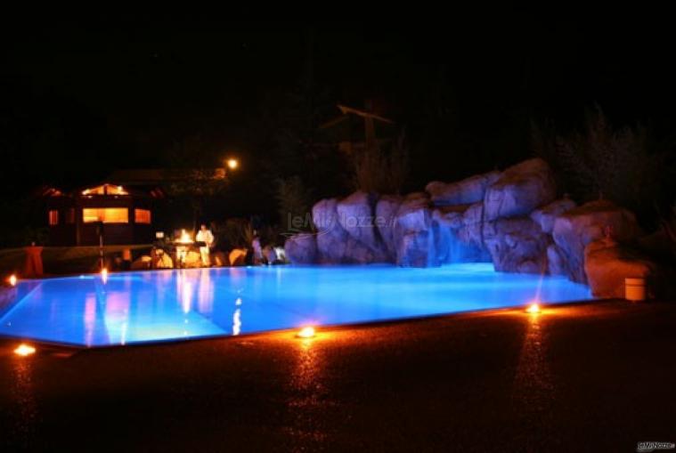 Piscina illuminata per un matrimonio serale