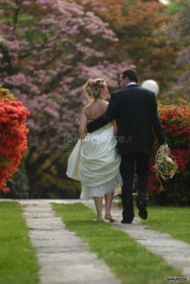 Sposi durante il ricevimento di nozze in giardino