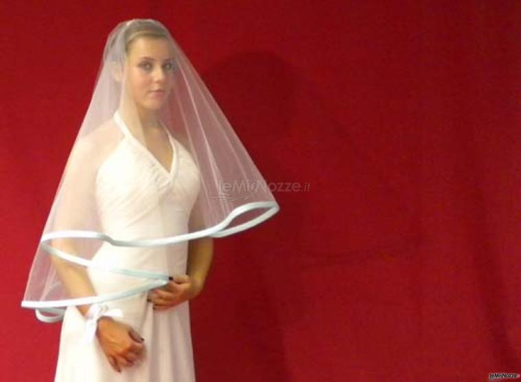 Creazioni Francesca - Abito da sposa dalle linee semplici e velo sulle spalle