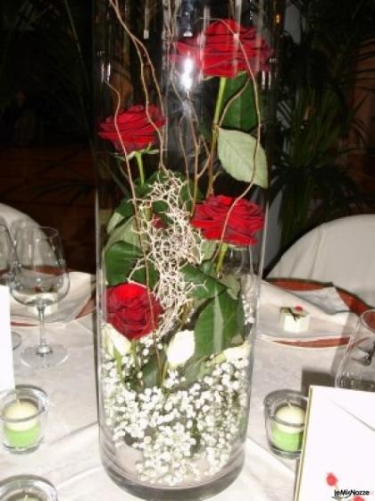 Centrotavola con rose rosse per il matrimonio