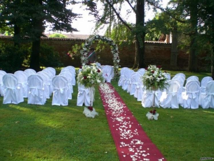 Matrimonio civile con passatoia nel giardino della location di nozze 