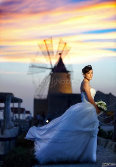 Alessio Falzone Fotografo - Sposa con mulino da sfondo