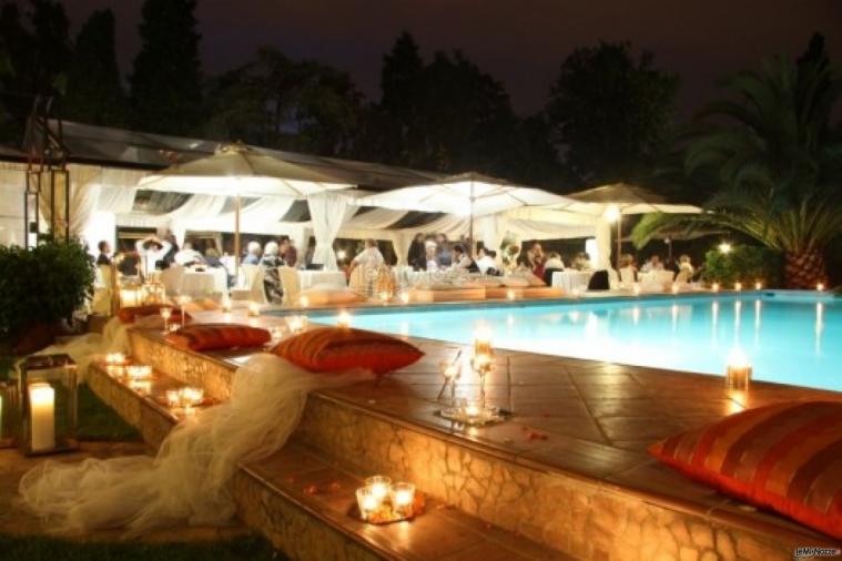 Addobbi per il matrimonio a bordo piscina