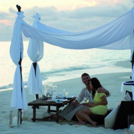 Cena romantica in spiaggia per gli sposi in viaggio di nozze