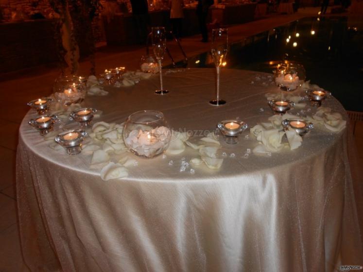 Allestimento tavolo della torta di nozze