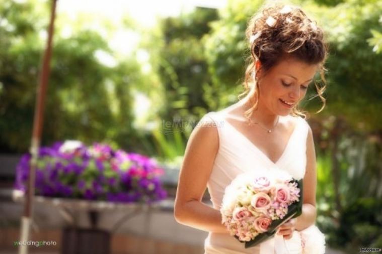 Fotografia della sposa durante il buffet del matrimonio