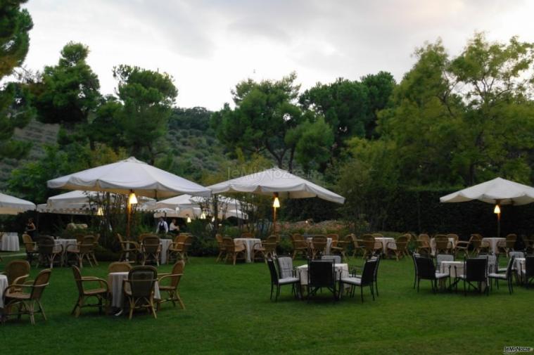 Tavoli in giardino per l'antipasto di nozze