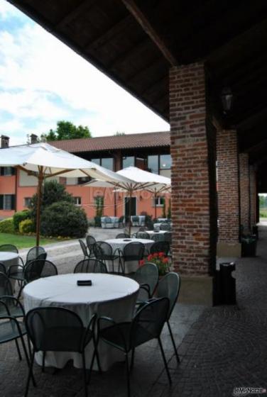 Allestimento tavoli sotto il portico dell'agriturismo