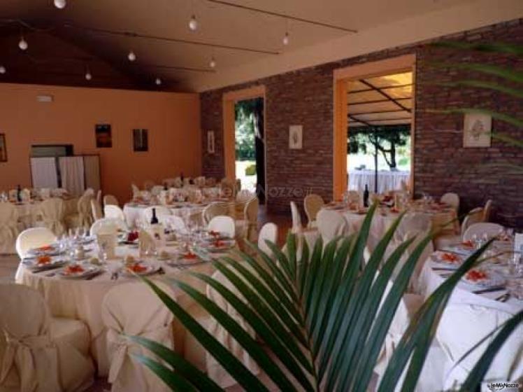 Il ricevimento di matrimonio nella sala interna dell'agriturismo