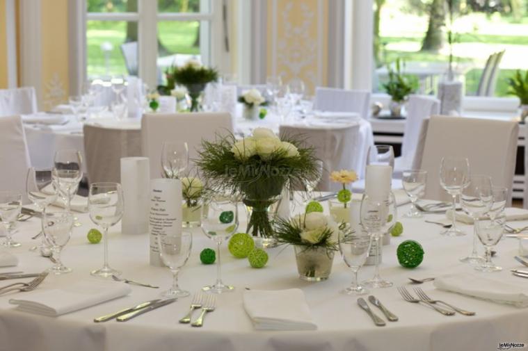Allestimento tavoli e decorazioni sul tema del verde