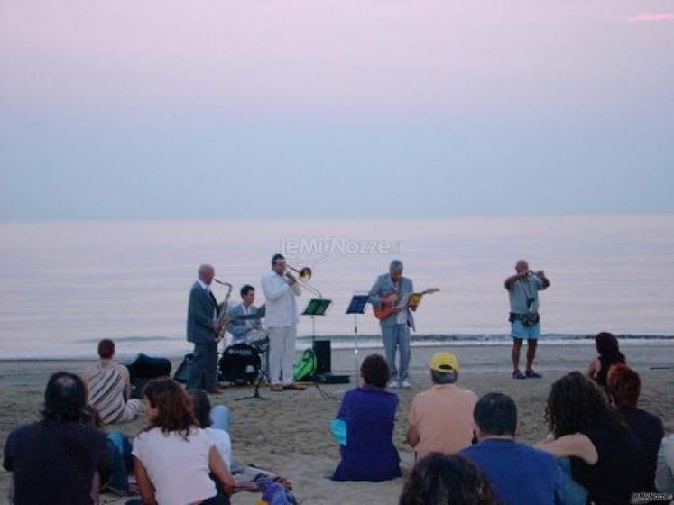 La band si esibisce sulla spiaggia